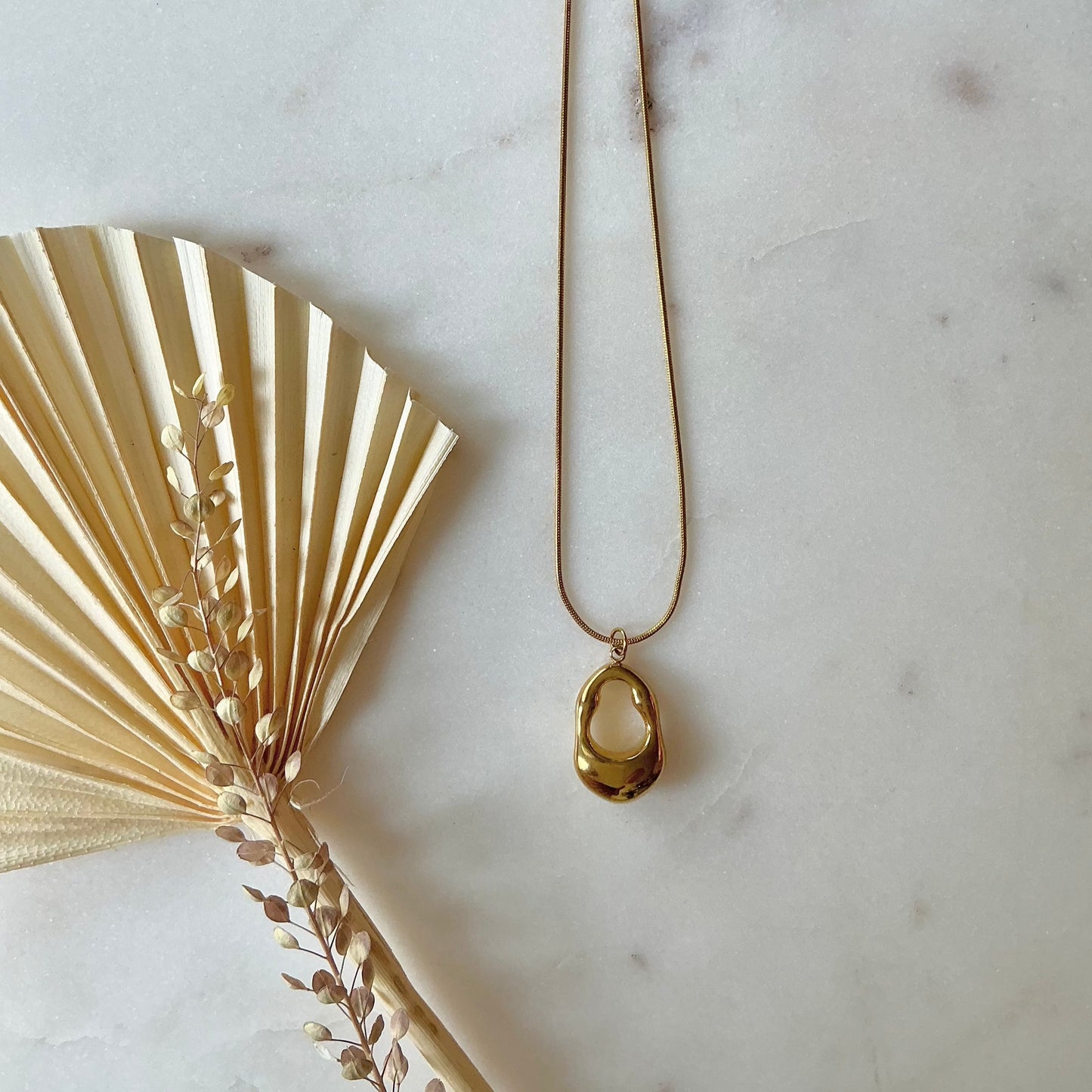 modern pendant necklace